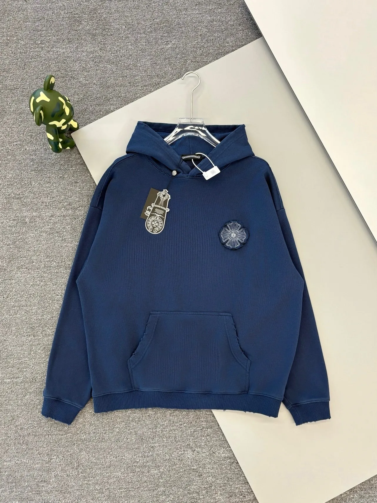 P340 [Higher version] Chrome Hearts*Chrome heart patch embroidered horseshoe logo‼ ️Hooded sweatshirt *Made of double-strand double yarn 430g pure cotton sweatshirt fabric. The fabric is woven with double-strand twisting, which is 40% stronger than single-strand yarn, forming a three-dimensional texture similar to the texture of tripe. It not only maintains the moisture absorption and breathability of pure cotton, but also achieves "softness but not collapse" through double-strand thickening. The whole strip is scanned and sprayed with technology The washing process produces a natural fading effect in parts, and the os version has a more lazy and loose feel. *Laser burnt patch embroidery➕Frayed process: micro-label on the chest patch, large logo horseshoe pattern on the back, heavy laser burnt three-dimensional patch embroidery pattern design, washed and frayed, and the overall garment presents a lazy style. *Whether it is for daily outings or sports and fitness, it can show your trendy attitude and become the focus of the street, with all three standards. Unisex style 𝐂𝐎𝐋𝐎𝐔𝐑: white blue black 𝐒𝐈𝐙𝐄: S-XL